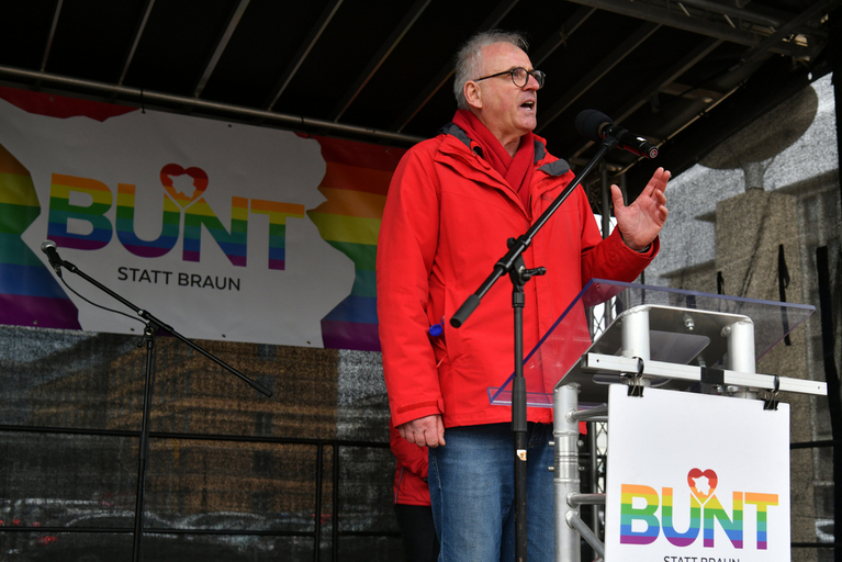 Der Sprecher der LAG Erinnerungsarbeit im Saarland, Kirchenrat Frank-Matthias Hofmann als Hauptredner der Kundgebung des Bündnisses "Bunt statt Braun" am 22. Februar 2025 in Saarbrücken. Foto: Becker & Bredel