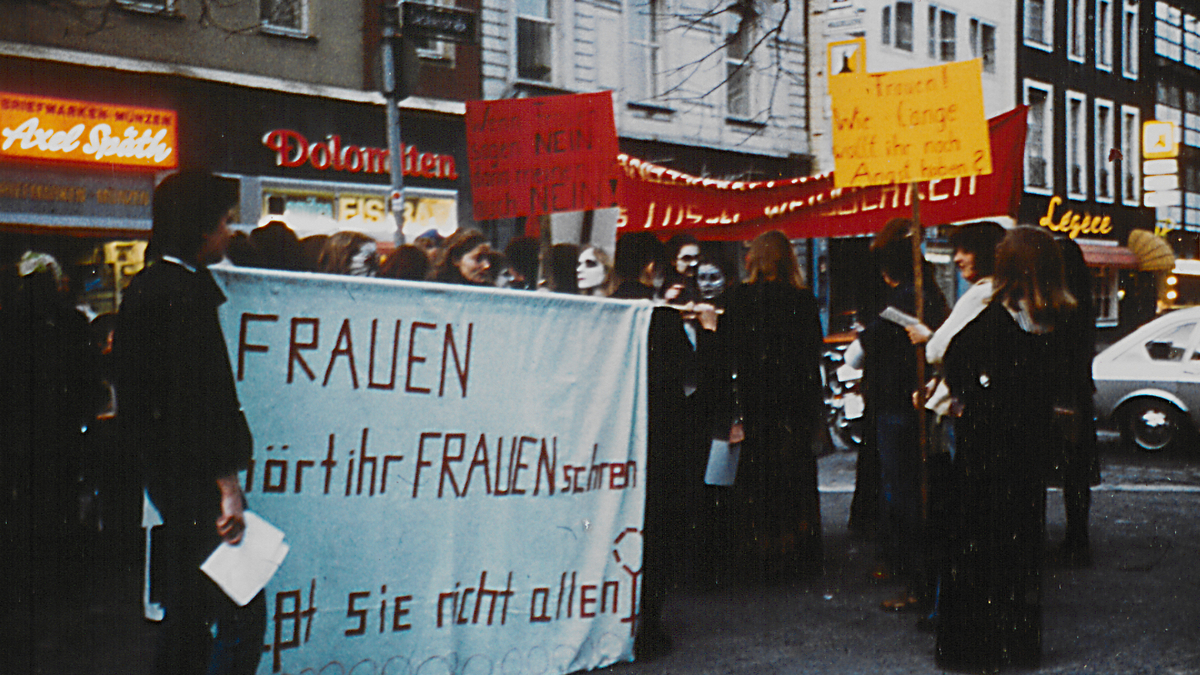 Walpurgnisnachtdemonstration 30. April 1977 in Saarbrücken. Foto: FrauenGenderBibliothek Saar