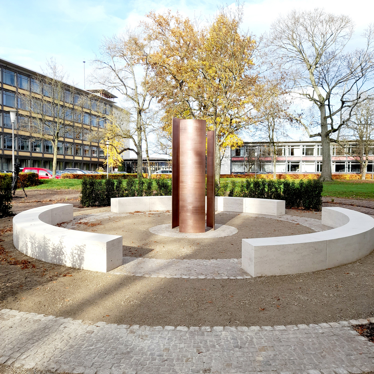 Mahnmal "Nachhall" zum Gedenken an die im Nationalsozialismus verfolgten und ermordeten Sinti und Roma aus dem Saarland. Foto: LpB Saarland