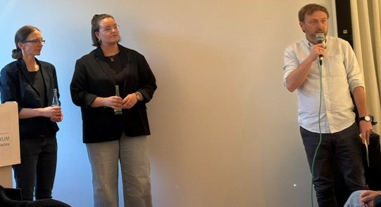 Die Referentinnen Rieke Eulenstein und Michelle Zimmer bei der Begrüßung durch den Geschäftsführer des Adolf-Bender-Zentrums St. Wendel, Jörn Didas. Foto: Hofmann