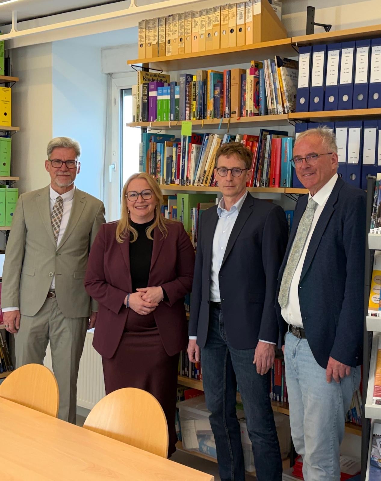 Die Ministerin für Bildung und Kultur des Saarlandes, Christine Streichert-Clivot folgte der Einladung des Evangelischen Schulreferates am 13. April 2026, um sich von den Leitern des Evangelischen Schulreferates über den jüdischen Himmel informieren. Von links nach rechts: Pfarrer André Koch (Evangelische Kirche der Pfalz), Bildungsministerin Christine Streichert -Clivot, Pfarrer und Evangelischem Vorsitzenden derChristlich-Jüdischen Arbeitsgemeinschaft(CJAS), Tim Jochen Kahlen (Evangelische Kirche im Rheinland) und Kirchenrat und Sprecher der LAGE Frank Matthias Hofmann. Foto: Evangelisches Schulreferat- Haus für religiöse Bildung.