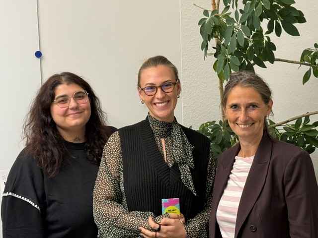 Die Vorständinnen des neugegründeten Fachverbands Erinnerungsbildung (FEB) im Gespräch mit dem Sprecher:innenrat der LAG Erinnerungsarbeit im Saarland. Foto: (v.lks:): Leyla Graf-Taskiran, Paula Geraldy, Jessica Siebeneich. Urheber: F.M. Hofmann