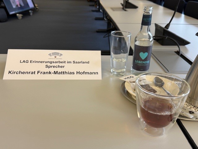 Stellungnahme des Sprechers der LAG Erinnerungsarbeit im Saarland, Frank Matthias Hofmann im Bildungsausschuss des Landtag des Saarlandes. Foto: Hofmann