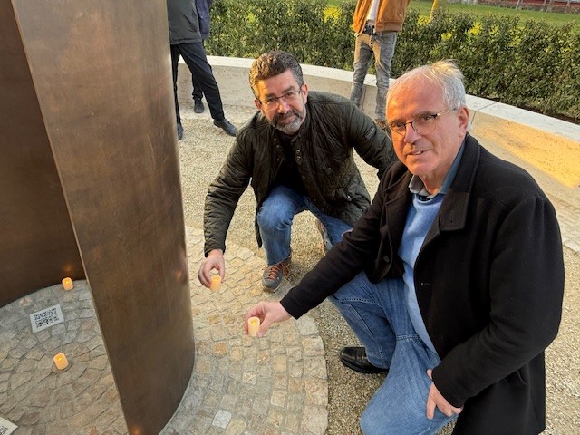 Die Mitglieder des Sprecher:innenrates der LAG Erinnerungsarbeit im Saarland, Dr. Frank Hirsch und Kirchenrat Frank-Matthias Hofmann bei der Gedenkstunde am Mahnmal "Nachhall" in Saarbrücken. Foto: LAG Erinnerungsarbeit im Saarland