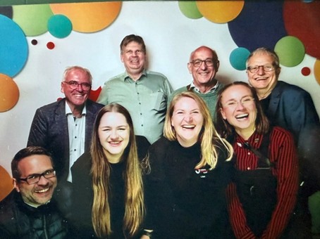 Gestaltung der und Bildungsarbeit für die Gedenkstätte Neue Bremm einsetzen (v.lks.); vorne: Dr. Erik Harms -Immand (Landeszentrale für politische Bildung), Hannah Meuler (Geschäftsführerin LJR), Lisa Denneler (LJR), Alisa Alic (Uni Trier und LJR); hinten: Frank-M.Hofmann (Sprecher LAGE), Prof. Dr. Thomas Grotum (Uni Trier), Georg Vogel (früher LJR, heute Sozialministerium), Dr. Burkhard Jellonnek (Initiative Neue Bremm)